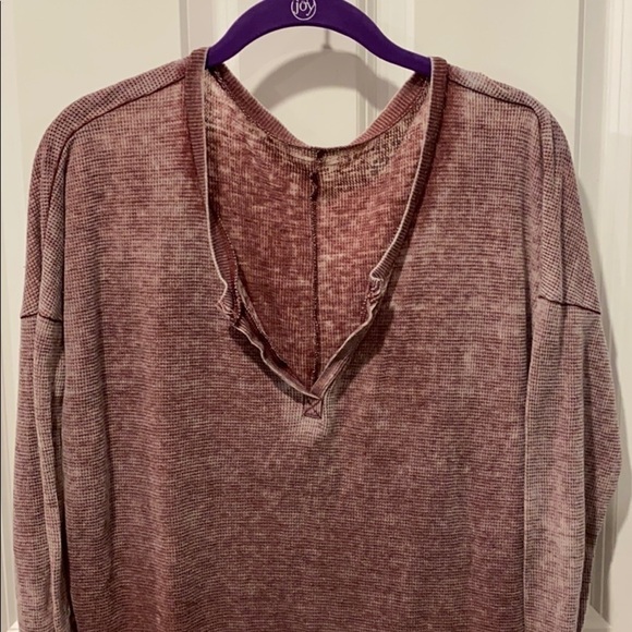 AEO Oversized Distressed Waffle Knit Henley - Picture 4 of 11